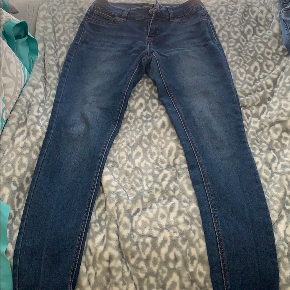 Blue basic skinny jeans .